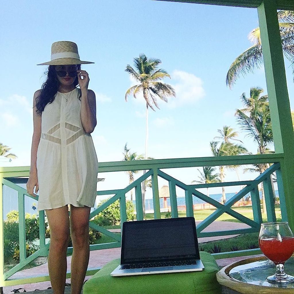 codergirl__'s tweet image. not a bad set up eh? ☀️🍹💻🌴🏊 #coderonvacation #betterbelizeit  #goinghomesoon #obnoxiouspos… ift.tt/1YqQUJk