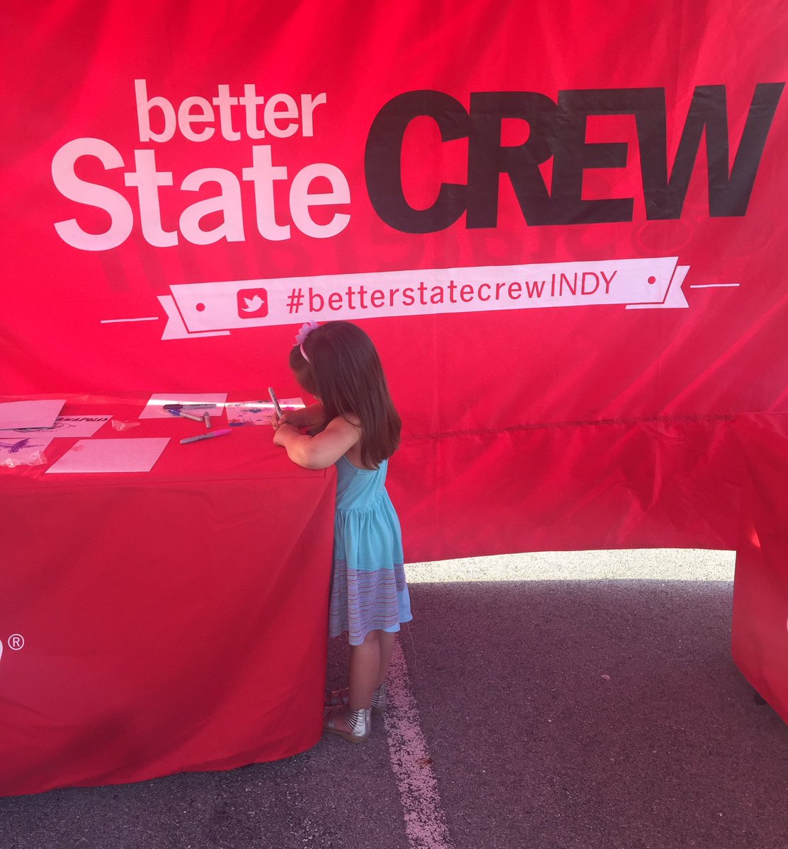LifeisPoppin's tweet photo. Customizing her race car π @StateFarm #betterstatecrewINDY #GPofIndy https://t.co/VNaL2SNtxI