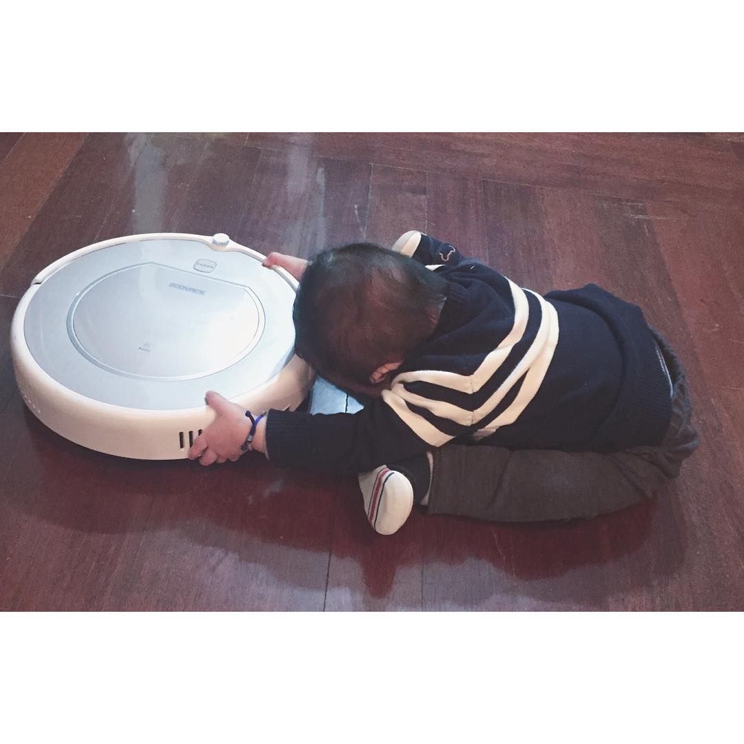 ecovacsrobotics's tweet image. More time for stretching, less time for stressing… Photo by IG @pyolandaaa #deebot #floorcleaningrobot  #yoga #baby