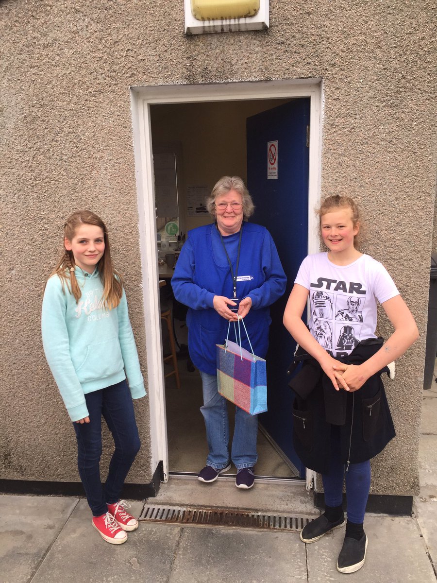 traceymurray__'s tweet photo. @traceymurray__ 
#40raok 
P7s spreading acts of kindness around Banchory this afternoon. https://t.co/sEWjd8QzHi