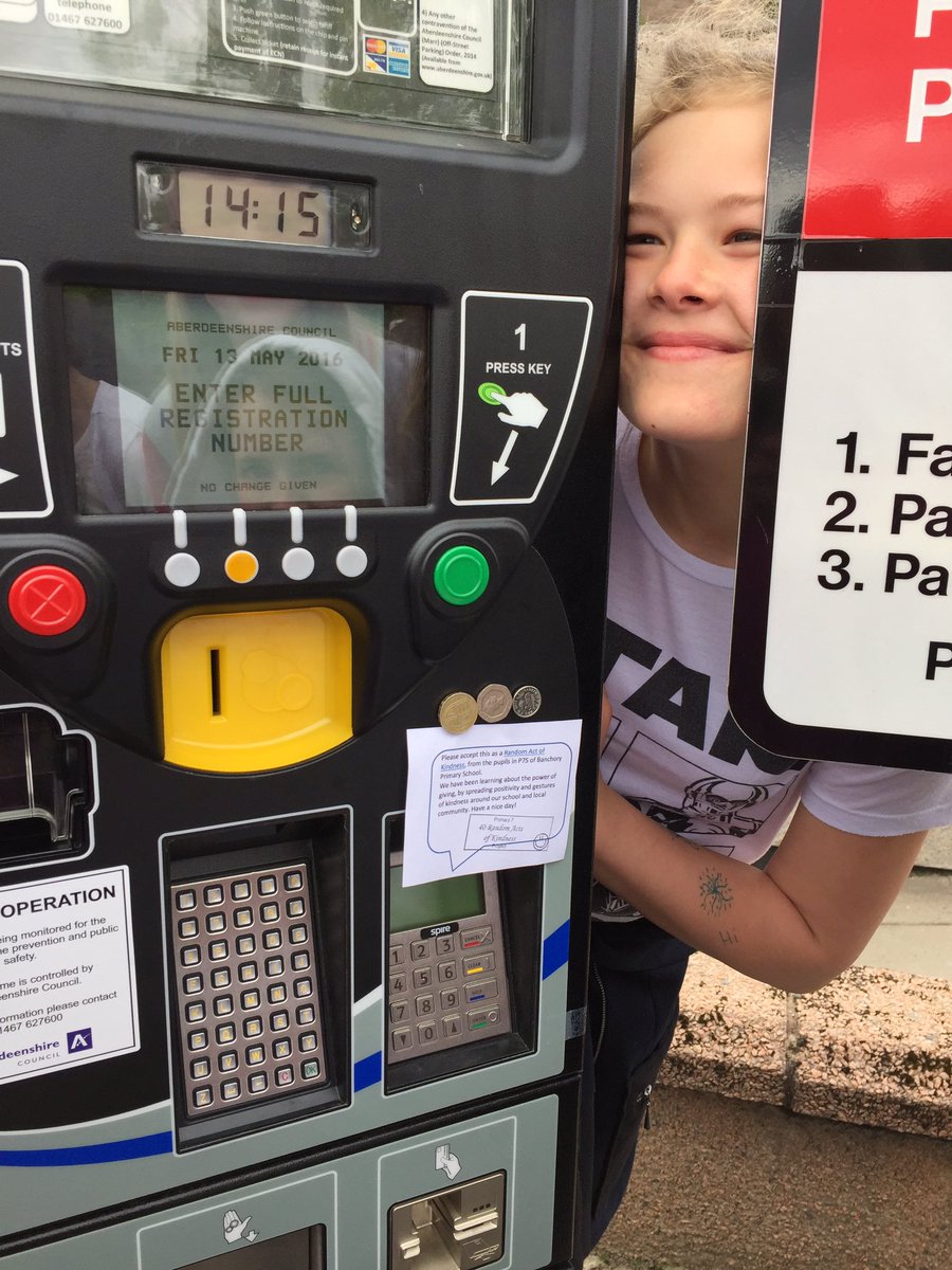 traceymurray__'s tweet photo. @traceymurray__ 
#40raok 
P7s spreading acts of kindness around Banchory this afternoon. https://t.co/sEWjd8QzHi
