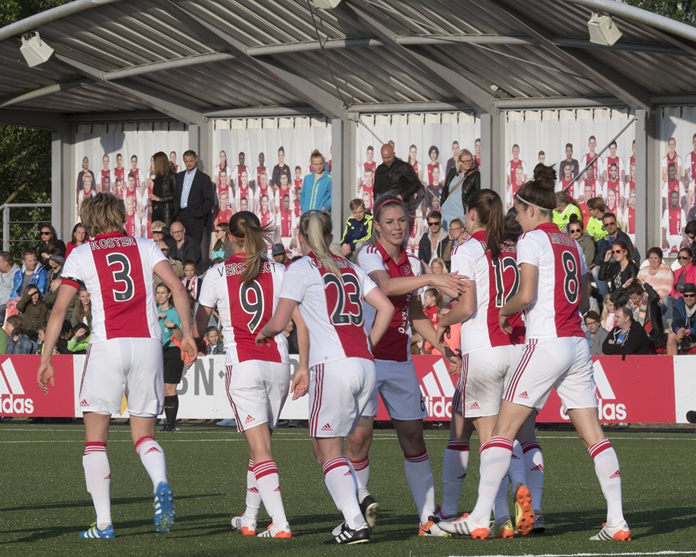 Vrouwen Ajax en Twente houden het spannend | NOS