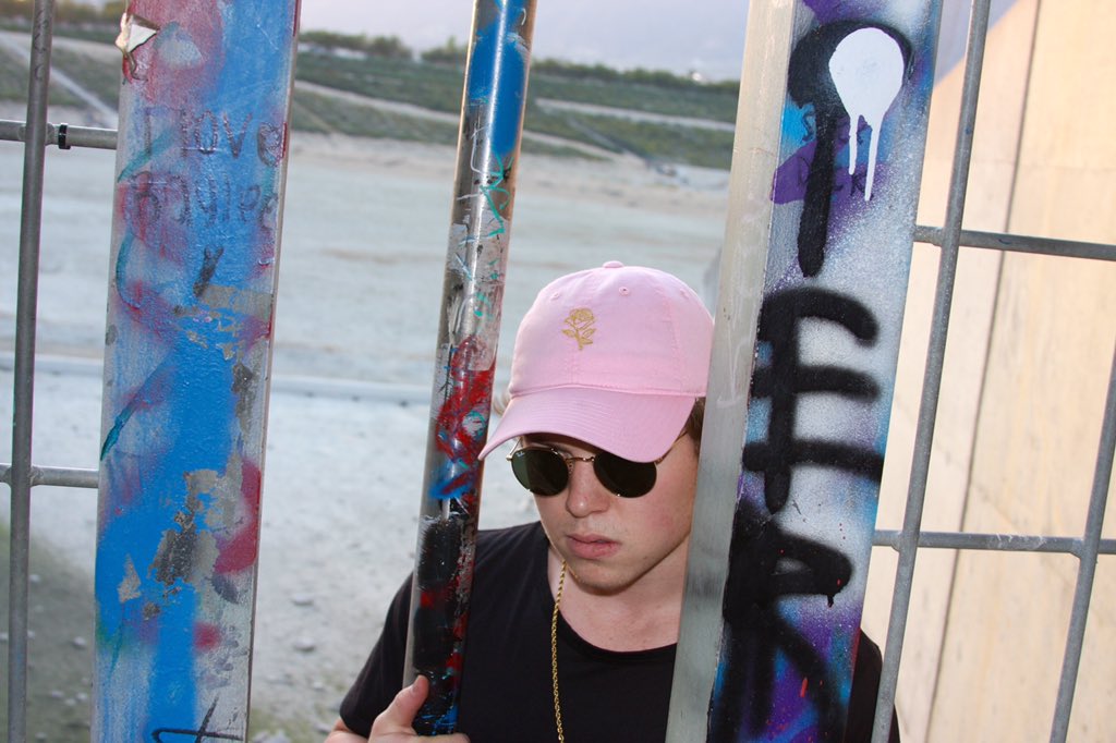 CapaholicsStore's tweet image. Pink strapback with Gold rose available in Capaholics.com