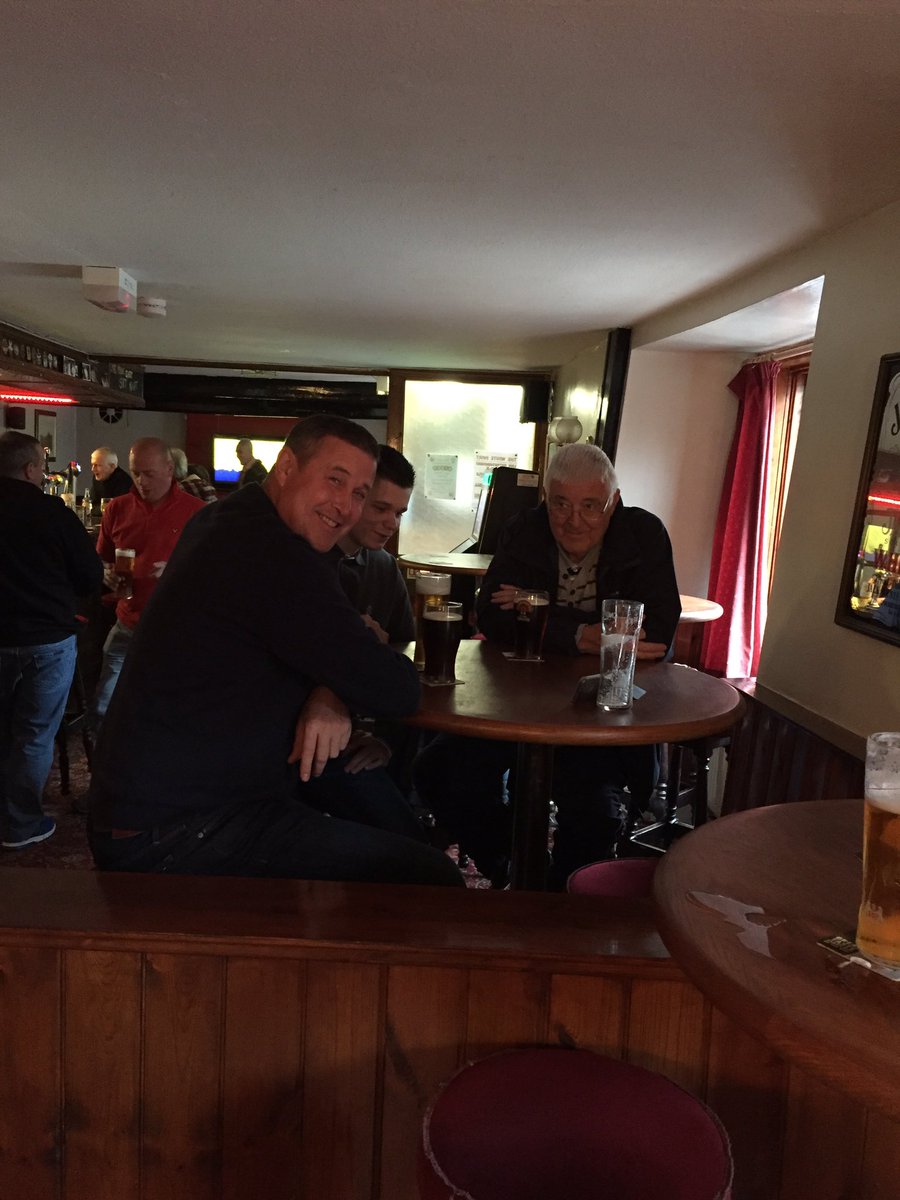 davehatts's tweet photo. Die hards watching pigs on my old mans phone!!!! #connectionfail https://t.co/JZImXihu7T