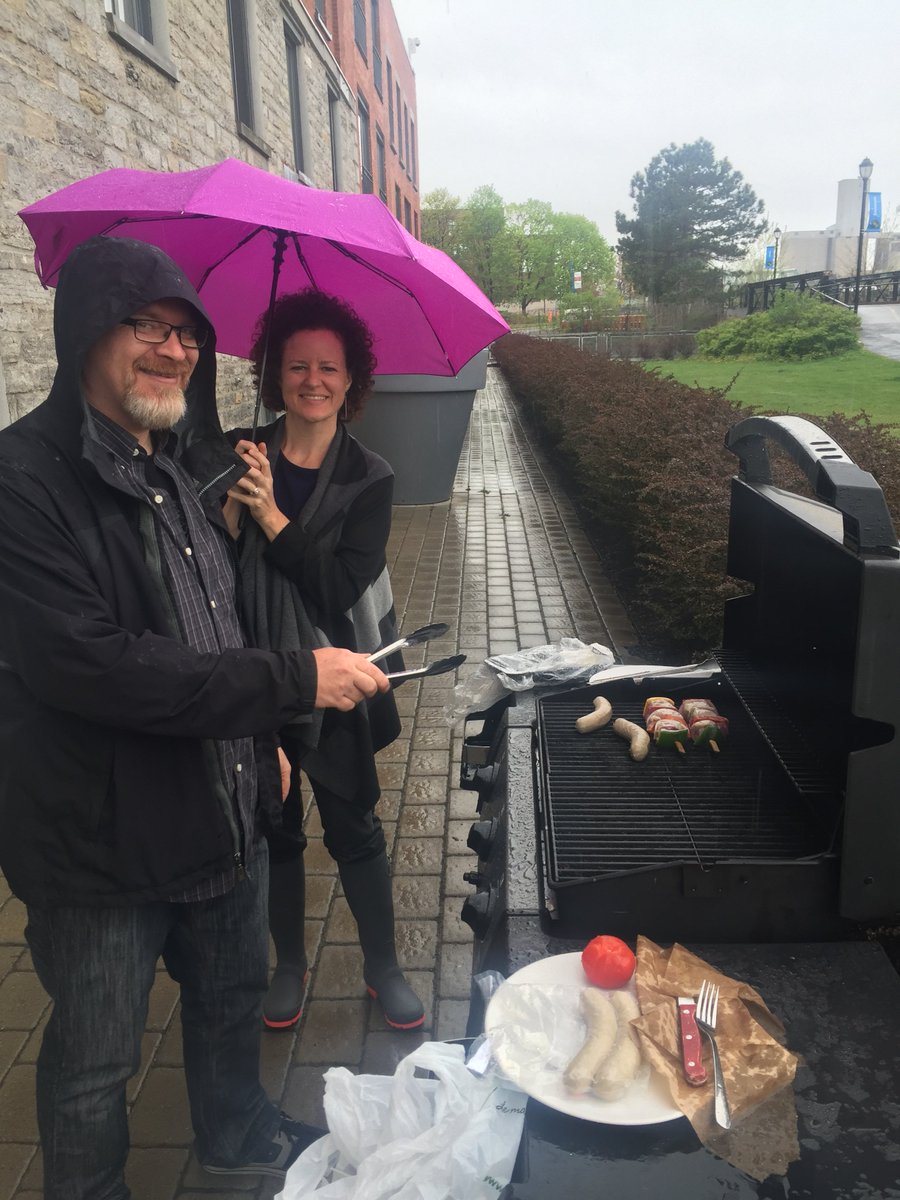 MokkoStudio's tweet image. Beau temps, mauvais temps, on sort le BBQ tous les vendredis. | Rain or shine, we take out the BBQ every friday.