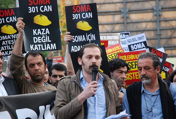 cnnturk's tweet photo. Soma faciasında hayatını kaybeden işçiler anıldı https://t.co/cSshS8kecj https://t.co/GKtBwduJWx
