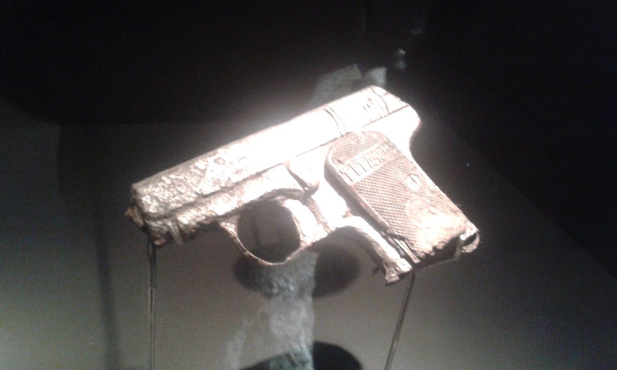 wornikarghh's tweet photo. Una mini pistola que usaban los militantes de la CNT en la posguerra, vista en el aula de la Muralla (Santander). https://t.co/VEqeR07hwl
