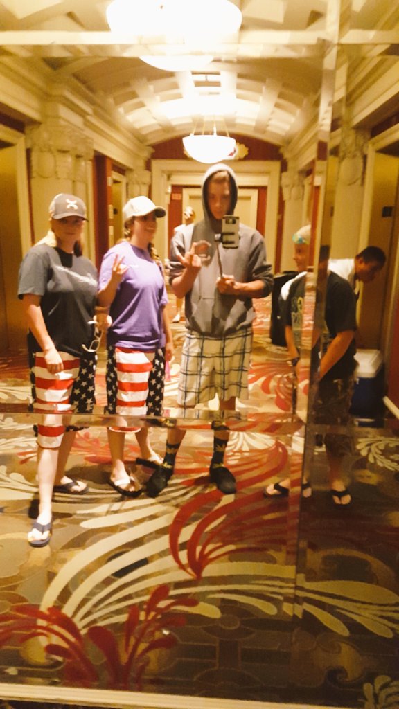 KaydonGibbons's tweet photo. Straight Chillin! #vegas https://t.co/Cl7W5inBzI