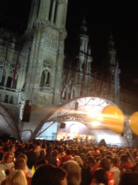 Start der Wiener Festwochen vor dem Rathaus!