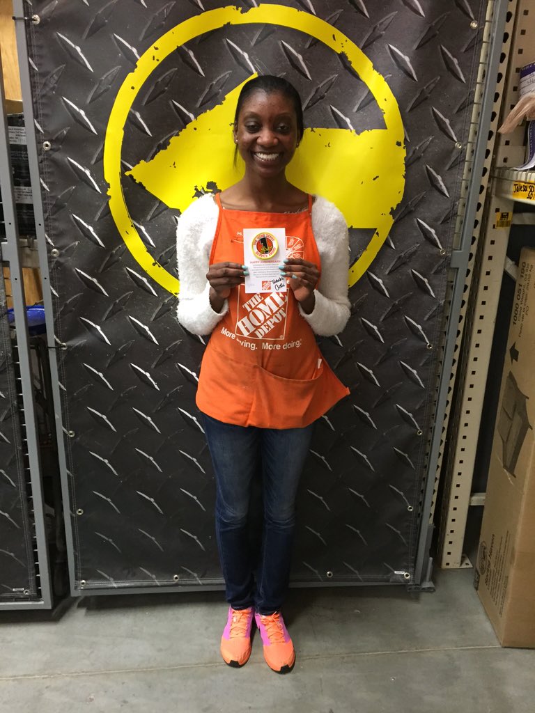 Elizabeth__0959's tweet photo. Iyana D90 received her 1 year service award! We appreciate everything you do on the front end! @jburbano17 https://t.co/8QZqkCOnTk