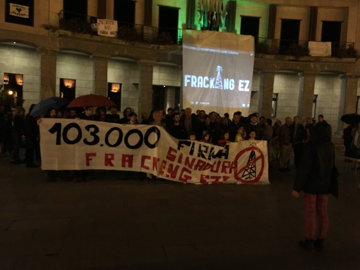 FrackingEzAiara's tweet photo. @FrackingEzAraba 100 pertsona baino gehiago elkartu dira Laudion frackingaren aurka sinatu zutela aldarrikatzeko. https://t.co/j9ZZJRUOly