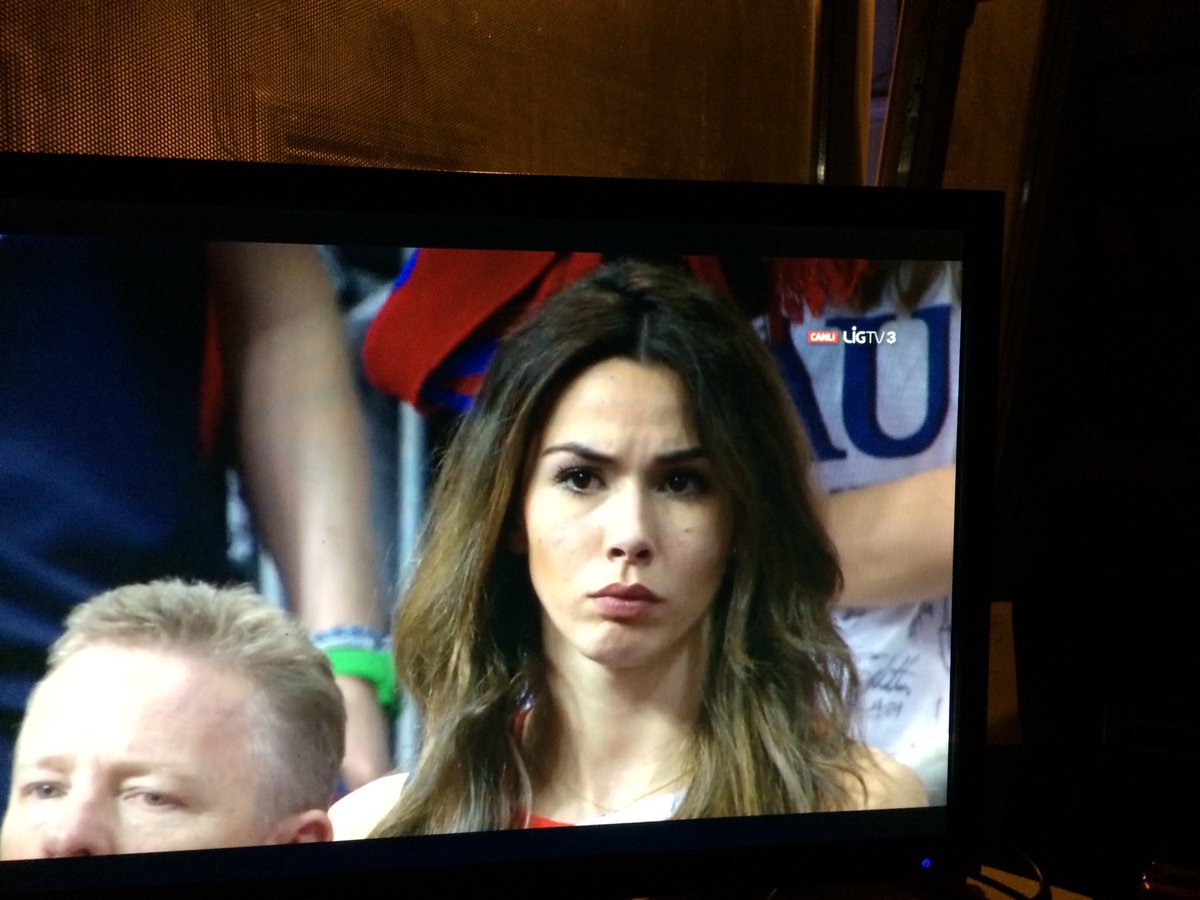 Bu kızı da #Fenerbahce #basketbol taraftarı yapalım #euroleaguef4 dan ganimetle dönelim