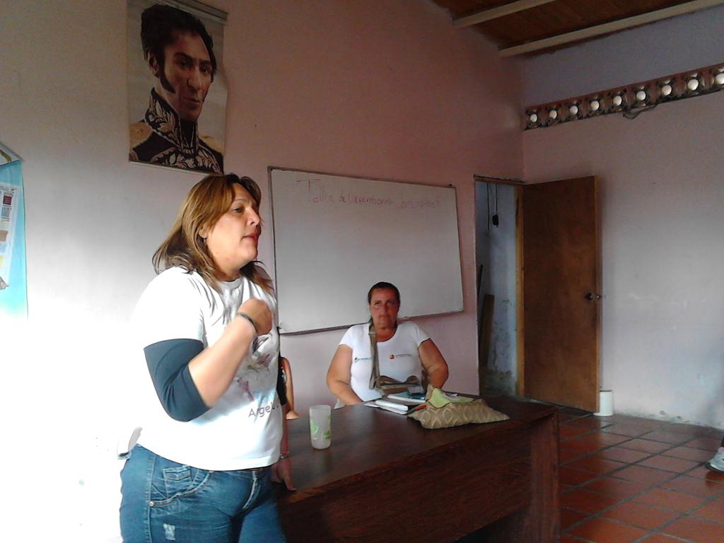 FteBicentenario's tweet photo. Reunion del @CcsPatria capitulo mujer en el sector alta vista de la parroquia sucre @NicolasMaduro @UnaMujerVzla https://t.co/1lkPImTYih