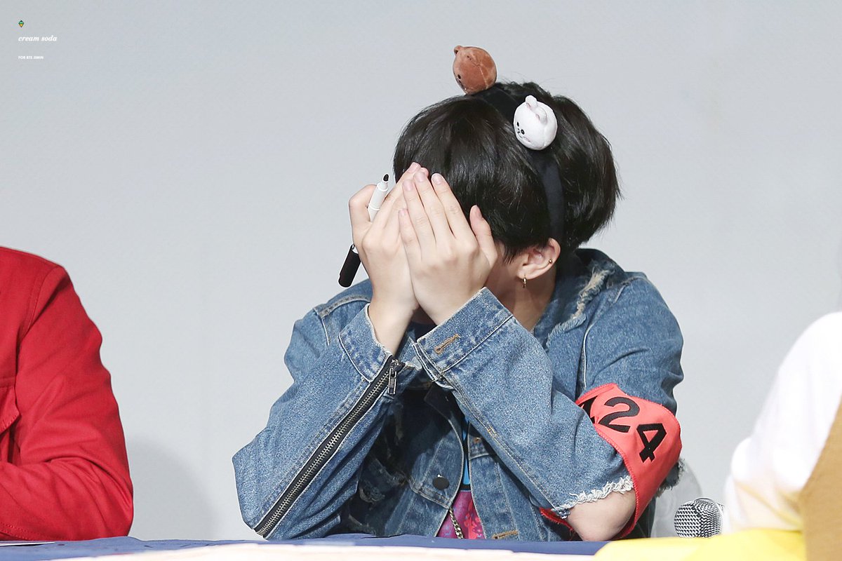 creamsoda_jm's tweet photo. 머리띠 귀엽구 지민이두..... https://t.co/nUYAk9eUm5