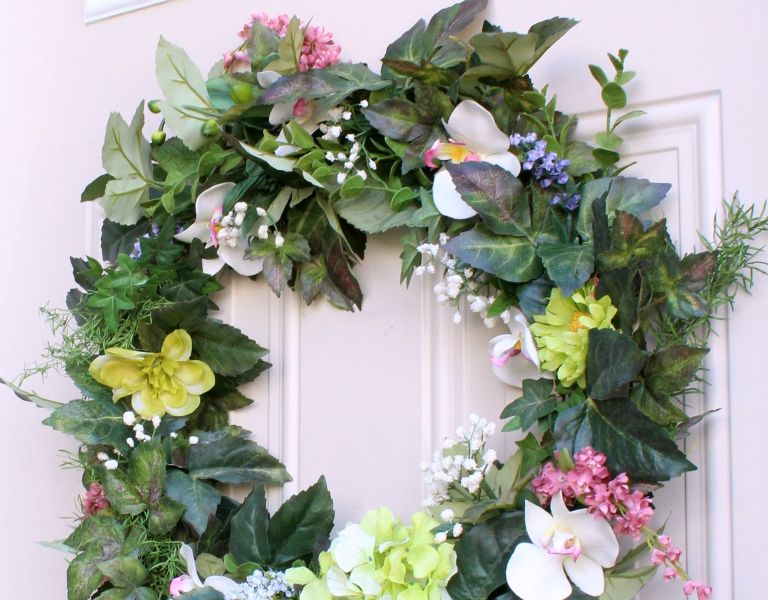 #Weekend DIY Alert: Make this stunning wreath in just 30 minutes! Project via <a href="/JessBuresLRS/">Jessica @L.R.S.</a> guidecentr.al/create-a-stunn…