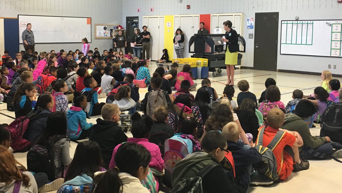 KimReynoldsIA's tweet image. Model partnership between @FindleyDMPS &amp;amp; @IHaveaDreamDSM that focuses on graduation &amp;amp; college. Inspirational.