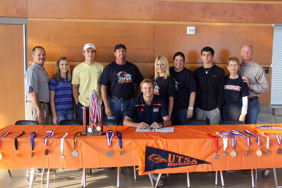 Real_kyle_10's tweet photo. So thankful for all the people that were at my signing #UTSA https://t.co/nF0qEVnvOc