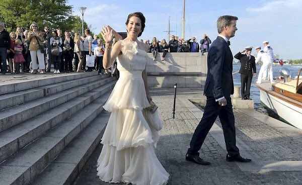 Modstander paraply asiatisk Ole Yde on Twitter: "Crown Princess Mary of Denmark in YDE by Ole Yde  https://t.co/GUAKD8yjTM" / Twitter
