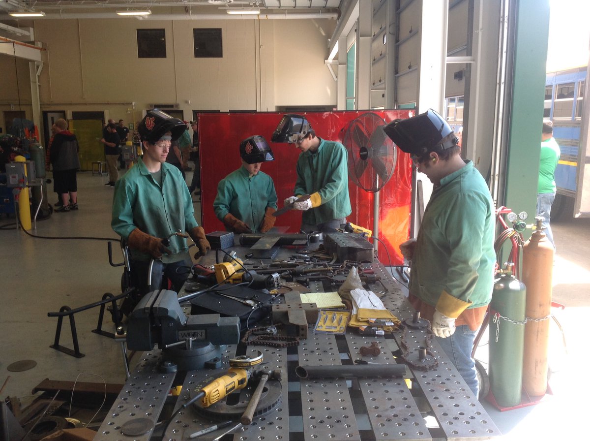 JosephMink's tweet photo. Junk Yard Wars @blackhawk_tech, just plain fun, can't wait until next year! #edgertonproud https://t.co/QOskZEOkBC