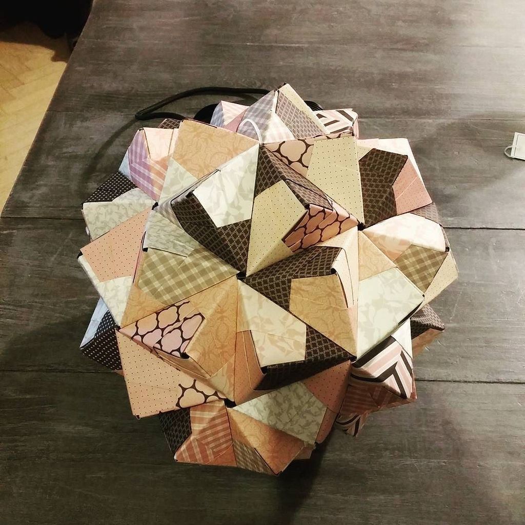 OrigamiInvasion's tweet photo. En attendant les rouleaux de papier polyphane une petite sonobe ball de 90 modules
#origami #sonobe #sonobeball #m… https://t.co/QxTlIRHyV0