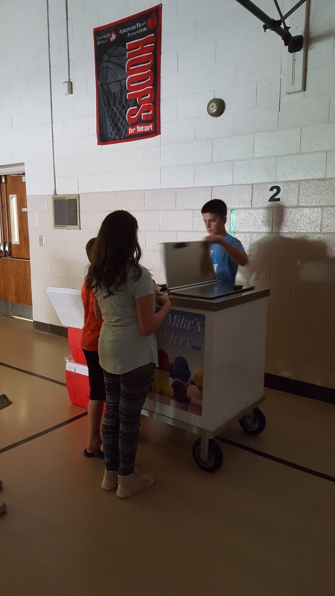 donaldgwyatt's tweet photo. @mikesices always makes movie night a hit @SedgeGardenES #partnership https://t.co/DyghxNdWfE