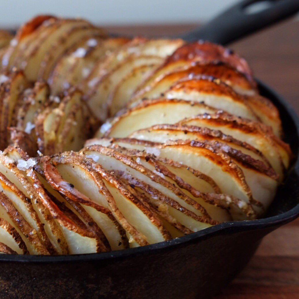 buckwingbbq's tweet photo. Sliced potatoes tossed in melted butter lots of minced garlic! #potatoes  #butter #garlic #castironskillet https://t.co/rzDKhTXSda