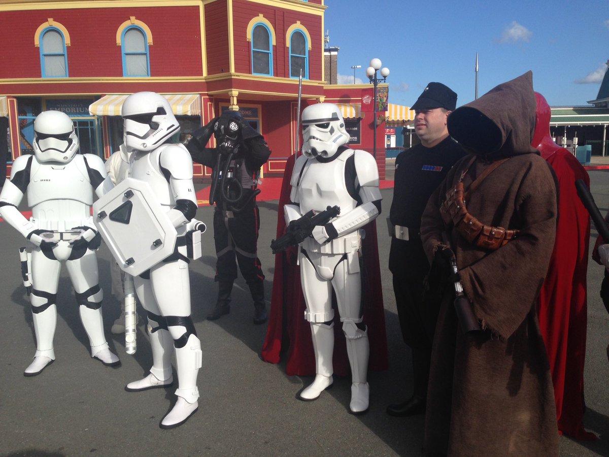 MarkHanrahan9's tweet photo. Coming up on @TheTodayShow the Star Wars gang at @Dreamworld_AU & a Stormtrooper wedding #501Legion #RedbackGarrison https://t.co/9KKne25jIs