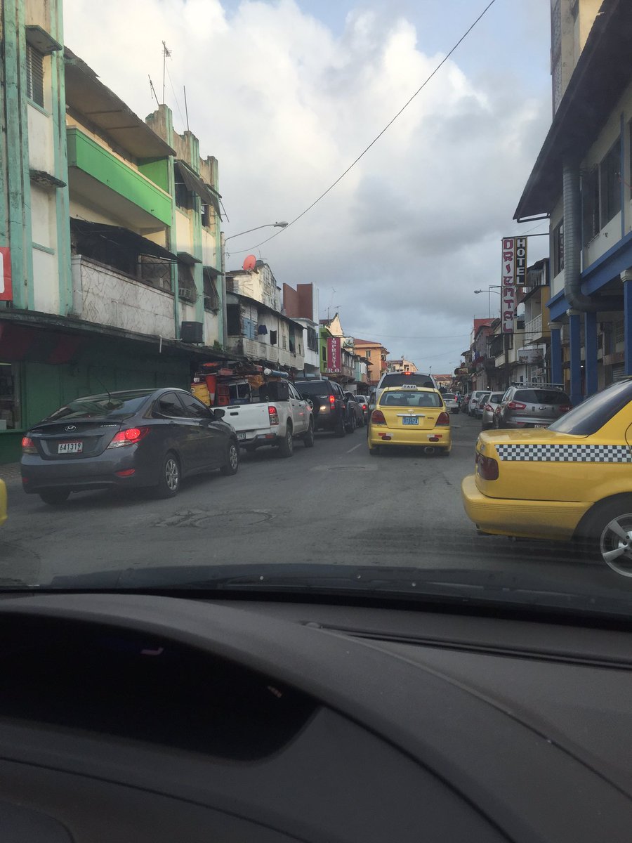Melanie_A12's tweet photo. #tranquewao @EddyVasquezWao Colón haha!! Esto es a diario a estas horas porque las calles están en mal estado https://t.co/hEwgOuDTiX