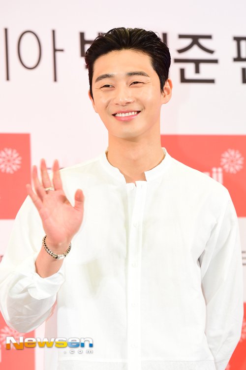 ParkSeoJoonTH's tweet photo. จะยิ้มแบบเม้มปากหรือยิ้มแบบแปดริ้วก็น่ารัก >///< #ParkSeoJoon #박서준 160513 ESQUIRE fansign, COEX Live Plaza https://t.co/n1M4uwEfAP