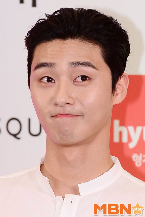 ParkSeoJoonTH's tweet photo. จะยิ้มแบบเม้มปากหรือยิ้มแบบแปดริ้วก็น่ารัก >///< #ParkSeoJoon #박서준 160513 ESQUIRE fansign, COEX Live Plaza https://t.co/n1M4uwEfAP
