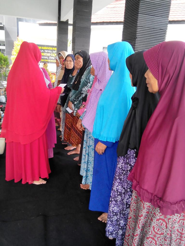 KecCibatu's tweet photo. Pengajian rutin ibu2 pkk desa &amp; majelis ta'lim &amp; pemberian santunan kpd ibu2 asuh Cibatu @DediMulyadi71 @ratna_anne https://t.co/RtvV2izNBL