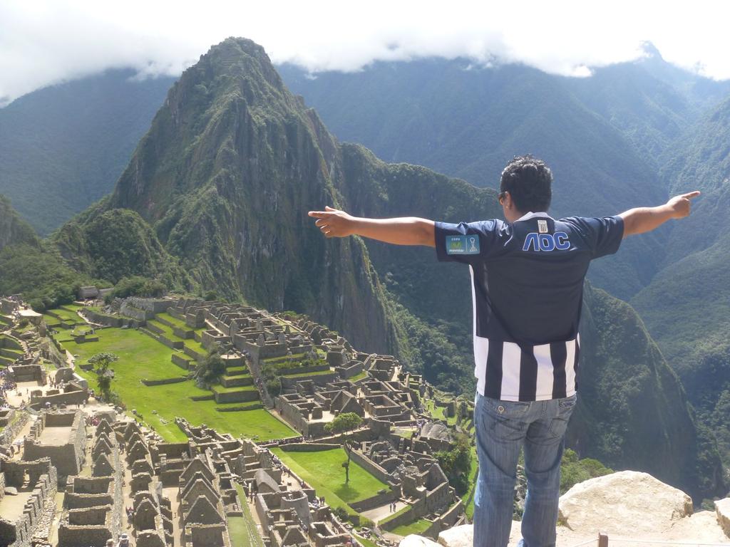 paolosaavedrat's tweet photo. @FASHIONISTA1K ALiancista en la cima del mundo 🌍.No somos dios pero estamos x todos lados #alafirme #AlianzaLima https://t.co/7p21yA5IzG