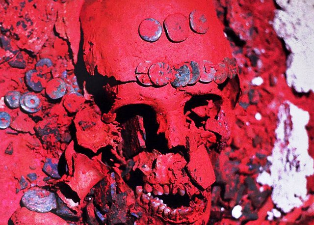 RoyCampos's tweet image. "@Cuauhtemoc_1521 Craneo de la reina roja de Palenque cubierta de cinabrio y su mascara mortuoria Palenque #chiapas