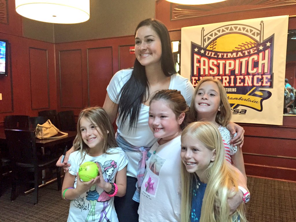 WatchASM's tweet image. @LChamberlain44 with some future stars #UltimateFastpitchExperience @USSSA @USSSAPride @PlayMSP