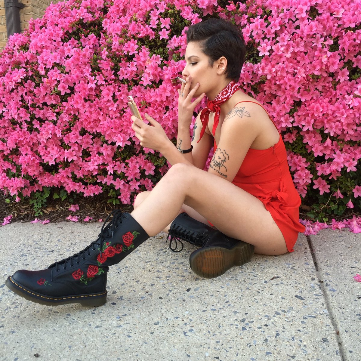 halsey's tweet photo. 🌹🌺🌹🌺🌹 https://t.co/4NmUuYtXSJ