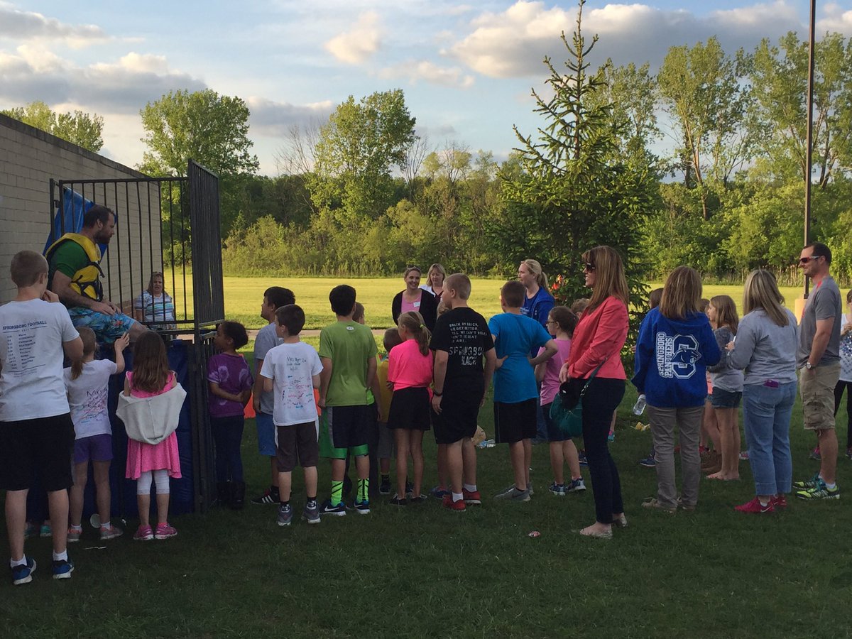 cooperlearns's tweet photo. @BOROschools 5 points carnival night. Mr. Miller deep sea diving! #community https://t.co/dneqSVoA3i