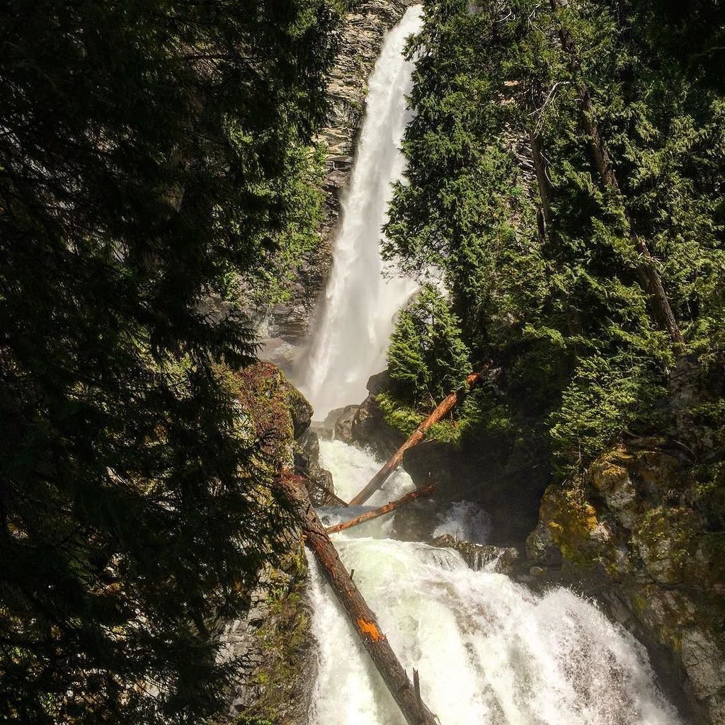 DebMomOf3's tweet photo. 312-foot Rainbow Falls in Stehekin, WA. #LakeChelanFAM #WAOriginal #hosted #tmom https://t.co/QDWKG4VtIr