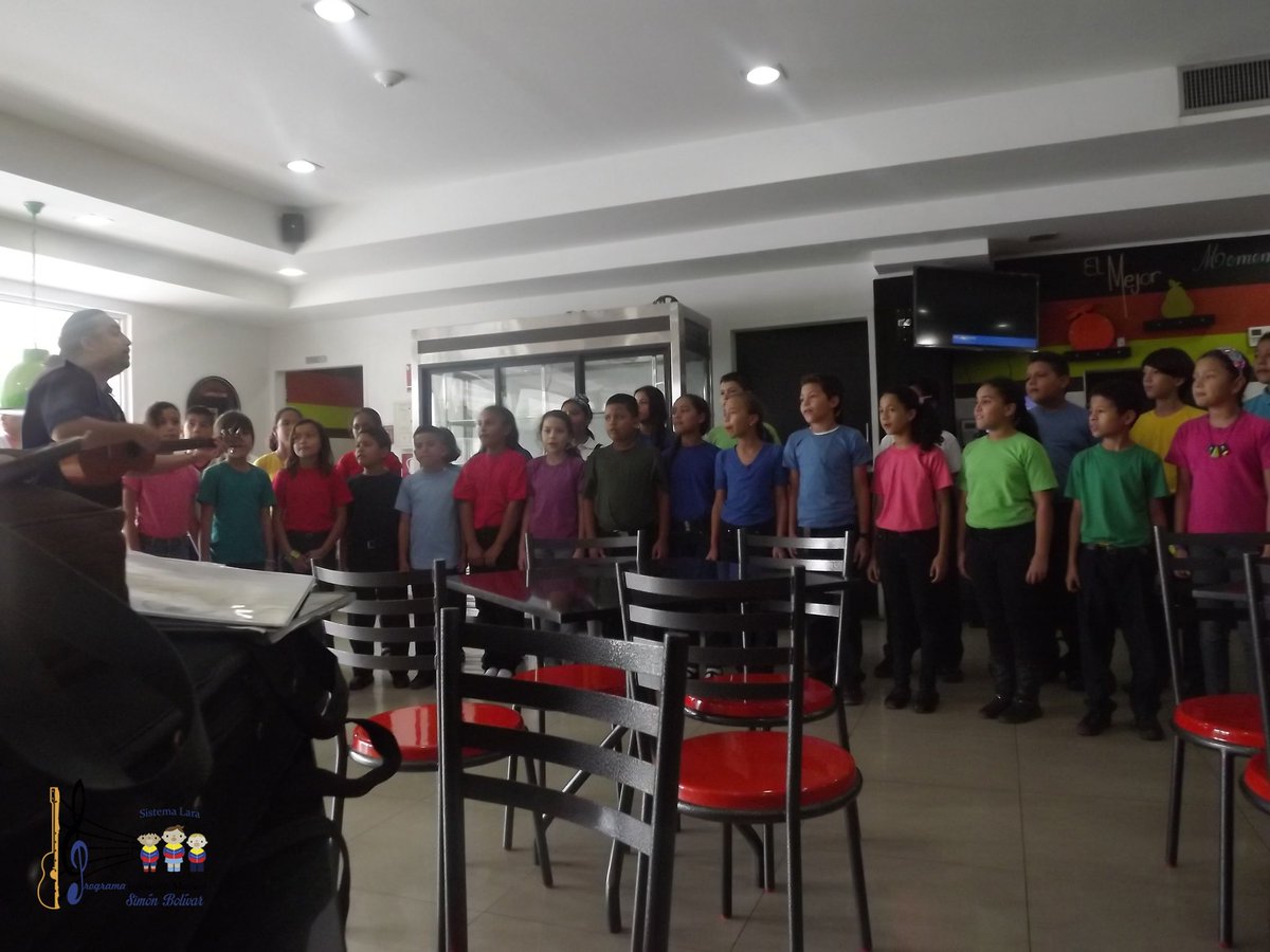 Coro Infantil en presentación especial en la Panadería La Focaccia