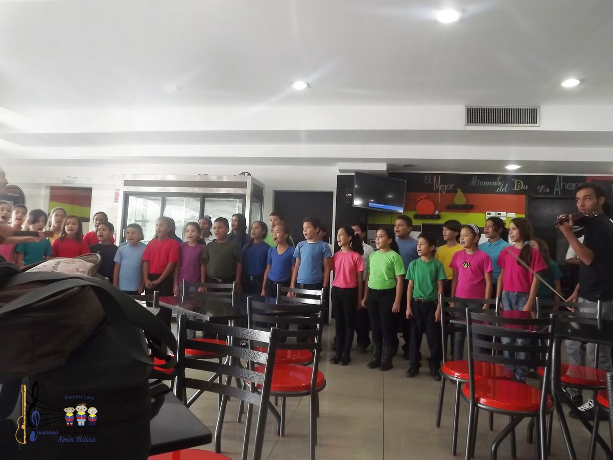 Coro Infantil en la panadería La Focaccia acompañados por el violinista #JesusTorres #YoSoyElSistema