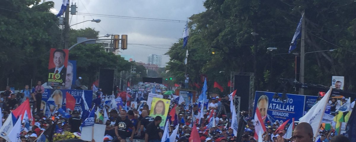 itobisono's tweet photo. Gran cierre de campaña #LaNuevaMayoria @luisabinader Pte @AlbertoAtallah senador @DavidColladoM alcalde avanzamos 👍 https://t.co/WjlmQ7yKpj