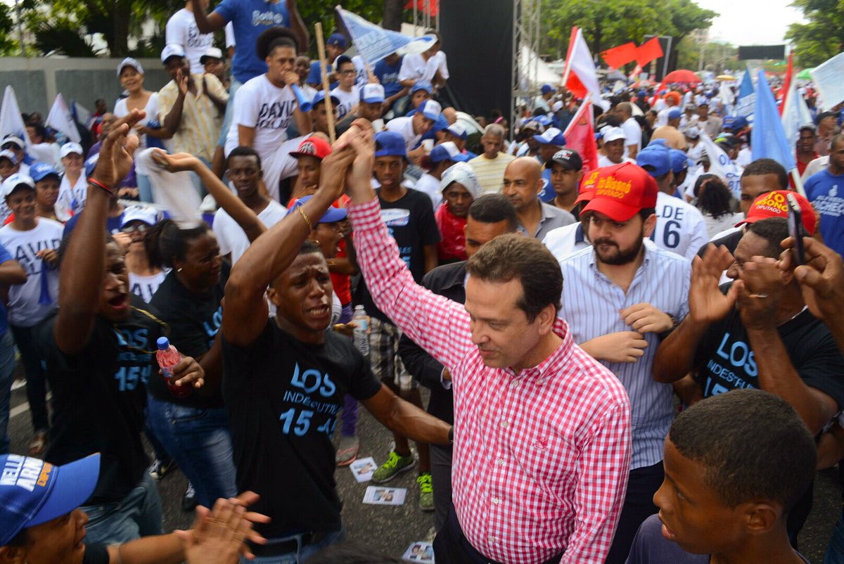 itobisono's tweet photo. Gran cierre de campaña #LaNuevaMayoria @luisabinader Pte @AlbertoAtallah senador @DavidColladoM alcalde avanzamos 👍 https://t.co/WjlmQ7yKpj