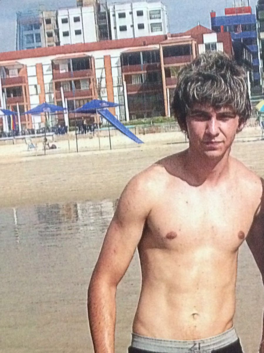 GeorgeFacts1's tweet photo. Eu bein loko na praia hihihi #saldades #verao https://t.co/Y0T7l2KuEw