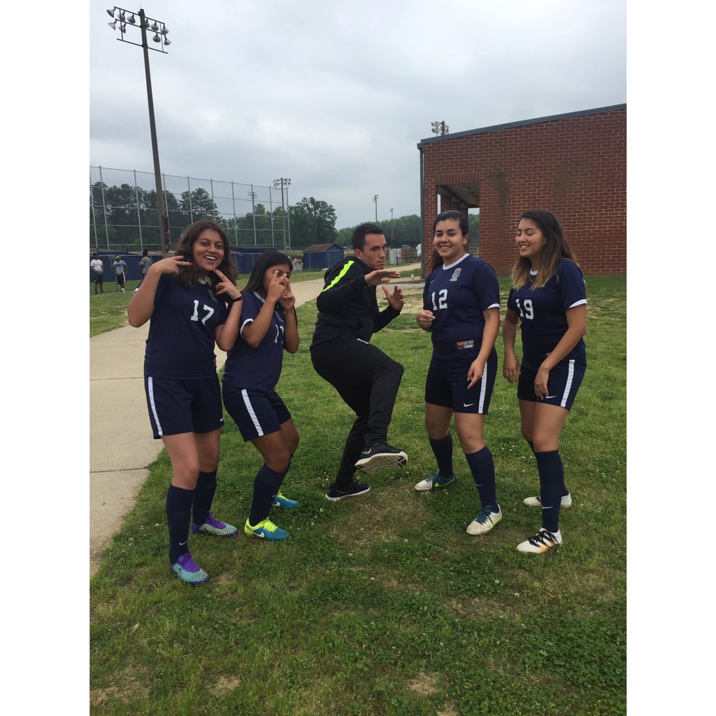 JanelyLC's tweet image. When coach thinks he's a ninja 🤔 @mbksoccergirls