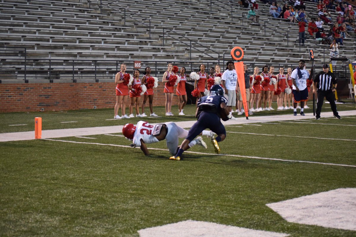 Jeff_XOS's tweet photo. 100 yard INT return for the TD @PrimetimeCinco for @EHSwildcatsfb https://t.co/ot91oBuojS