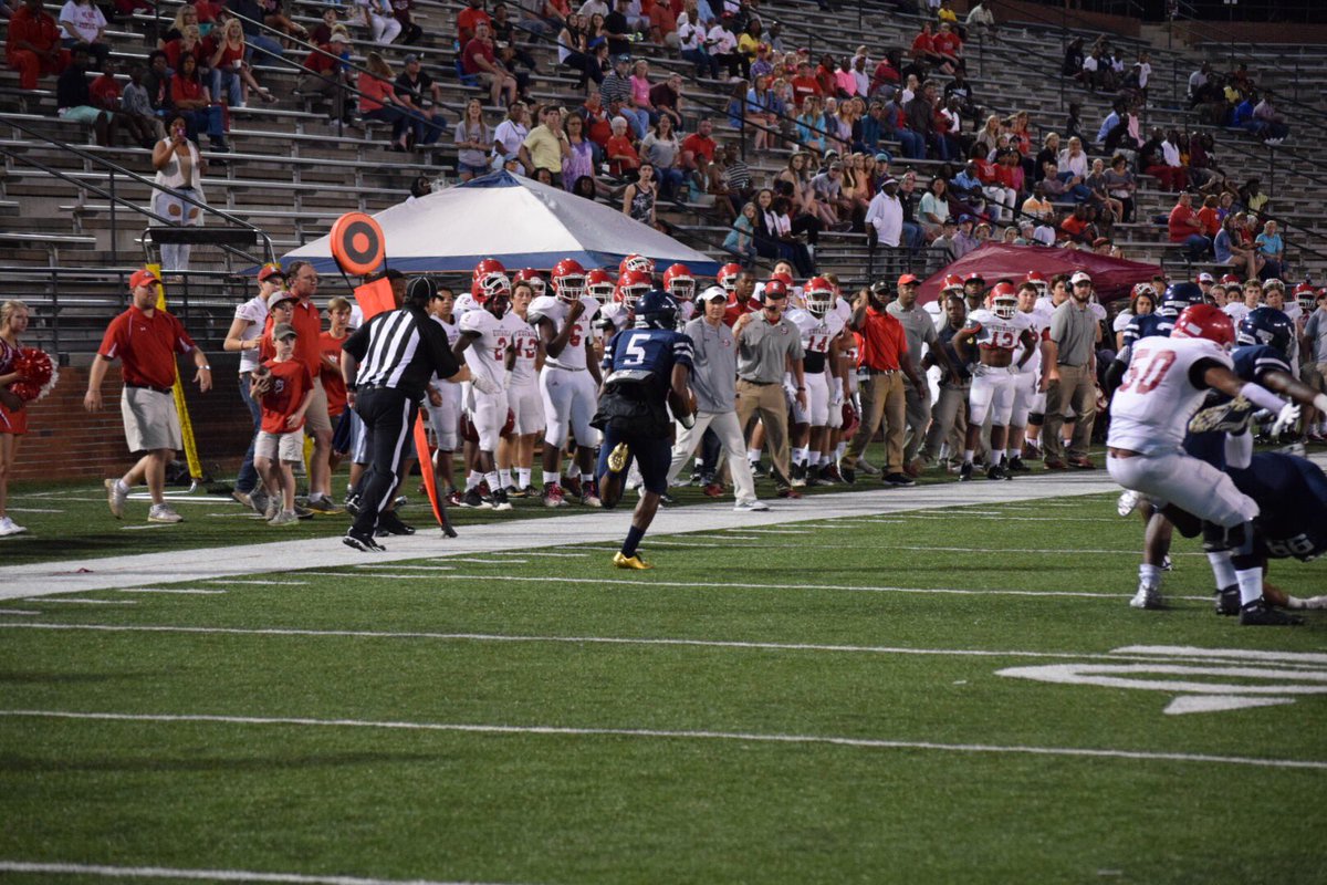 Jeff_XOS's tweet photo. 100 yard INT return for the TD @PrimetimeCinco for @EHSwildcatsfb https://t.co/ot91oBuojS