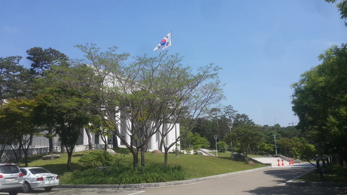 cocoheri's tweet photo. 토요일 아침..#백범김구기념관 에 왔어요. 다나 #뮤즈톡톡박물관수업.
바쁜아침 #네리움데이크림 ..
#올인원제품네리움 이라..바르고 #자외선차단제 #쿠션 바르면 끝.. 피부 좋아지는 것도 좋지만 편하네~~^^ https://t.co/aCBxkyxr94