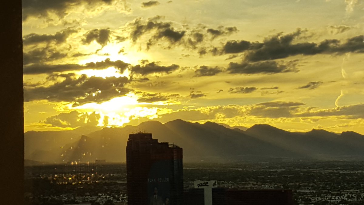 BillMcCabe's tweet image. Night falling.on Vegas.ready for a new low .@scorpions @beernugget @sixstringcj @caesar_uno prior to Scorps concert