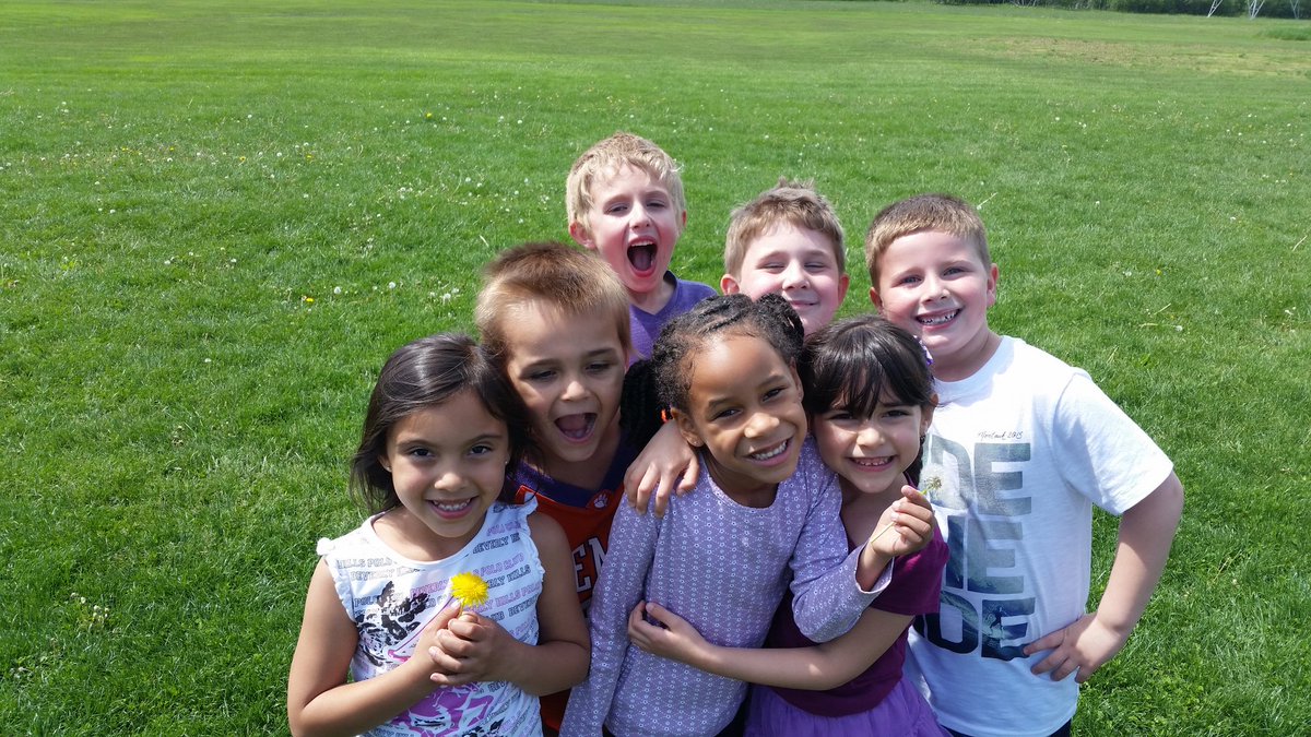 2whoolovekinder's tweet photo. I just love this picture! Happy students makes for a happy teacher :) https://t.co/OL6bcQ6yOw