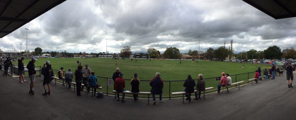 Great day for footy, beautiful green oval, no mud to be seen!!
#GoEagles