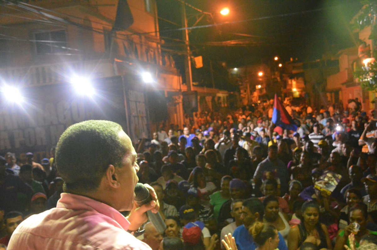 JCesarValentin's tweet photo. Desbordante cierre de campaña en Bella Vista. Tendremos una victoria aplastante. #SantiagoVaPorMás https://t.co/3pDJqZo2xT